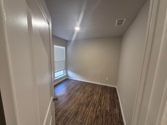 Building Photo - 2112 N Jayton Ave