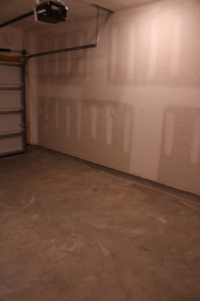 Building Photo - Beautiful New Townhome / Pet Friendly / Wi...