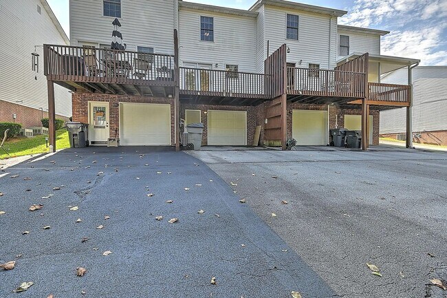 Building Photo - Charming Renovated 2 bedroom/ 3 bath Townhome Near Bristol Country Club – Prime Location!