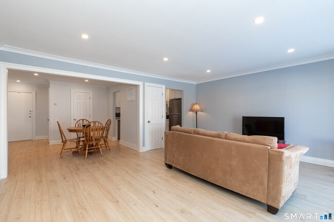 Building Photo - 13 Quincy Close