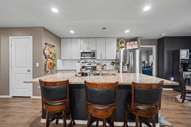 Building Photo - 20815 Acorn Valley Dr