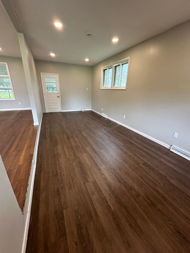Building Photo - 3 Bedroom - 1 Bathroom - Single story living with unfinished basement for storage!