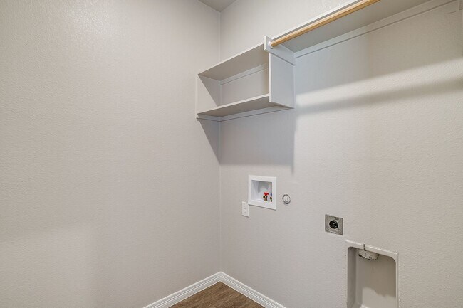 Building Photo - MOVE-IN READY!