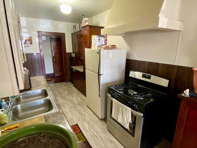 Building Photo - 3704 W National Ave