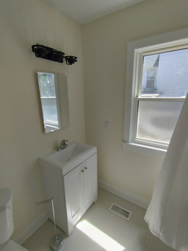 Building Photo - 2643 12th Ave S