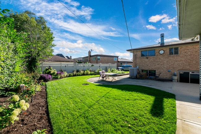 Building Photo - 8606 Lillibet Terrace