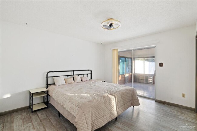 Building Photo - 812 Voltz Ln
