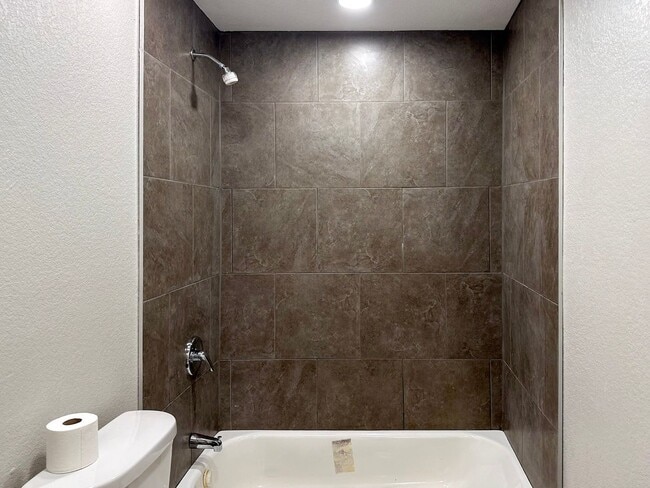 Building Photo - 2 Bed / 1 Bath / Detached Garage