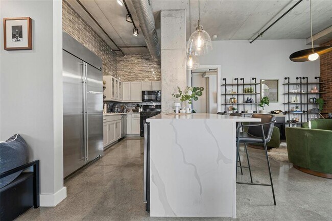 Building Photo - 800 W 5th St