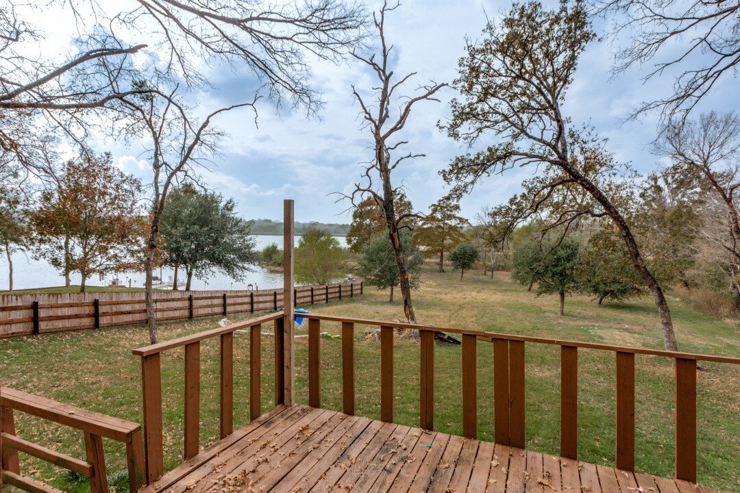 Building Photo - 1612 Woodview Dr