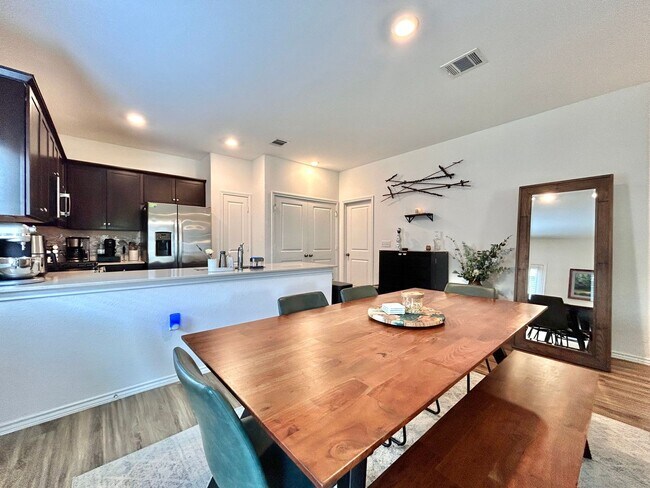 Building Photo - Spacious 3-Bed / 2-Bath with Walk-In Close...