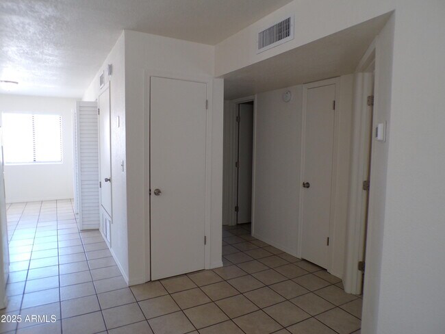Building Photo - 2591 S Mountain View Dr