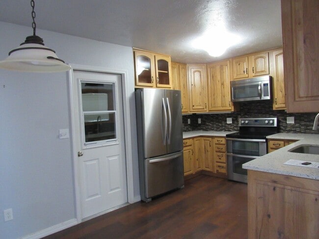 Building Photo - Secluded Eastside Townhome W/Double Garage