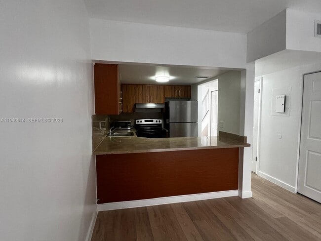 Building Photo - 324 W 74th Pl