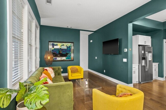 Building Photo - 4 BEDROOM, 5 BATH, 2-CAR GARAGE-