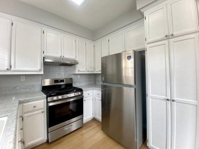 Building Photo - Beautifully Spacious 3-bedroom townhome in Fremont – Gated community!