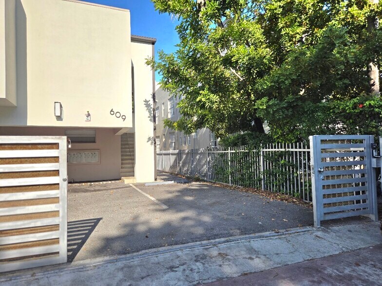 Building Photo - 609 Euclid Ave