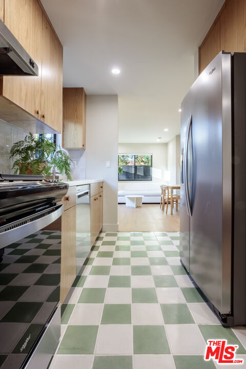 Building Photo - 859 N Mansfield Ave