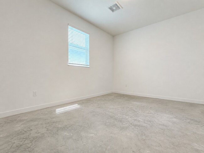 Building Photo - Experience modern & expansive living in this corner-lot 5Bedrooms/3.5Bath home at Ocala!