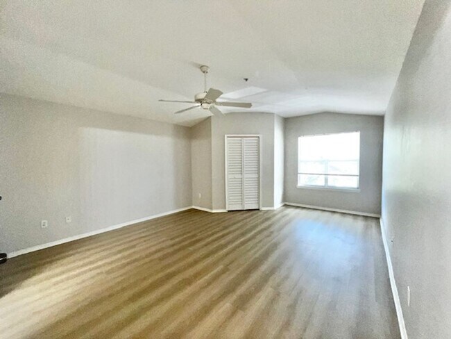 Building Photo - NEW-Remodeled bathroom & kitchen! NEW VINYL PLANK flooring & fresh paint! 2 bedroom 1 bath condo ...