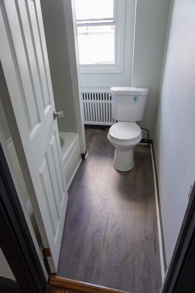 Building Photo - 427 Custer Ave