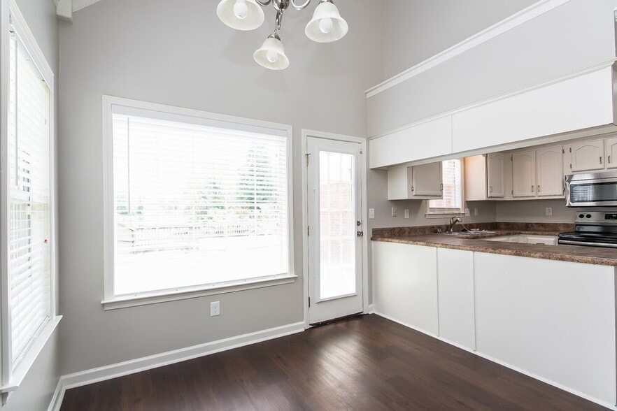 Building Photo - 8925 Lake Springs Cove