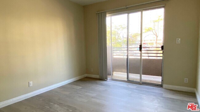 Building Photo - 701 S Kingsley Dr