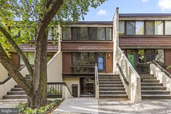 Building Photo - 2216 S Quincy St