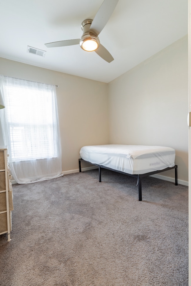 Building Photo - Updated 3BR Townhouse with Kitchen Island & Walk-In Closets