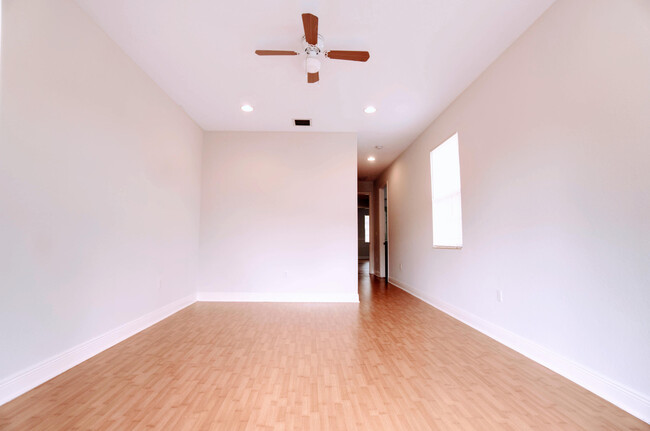 Building Photo - 6890 Julia Gardens Dr