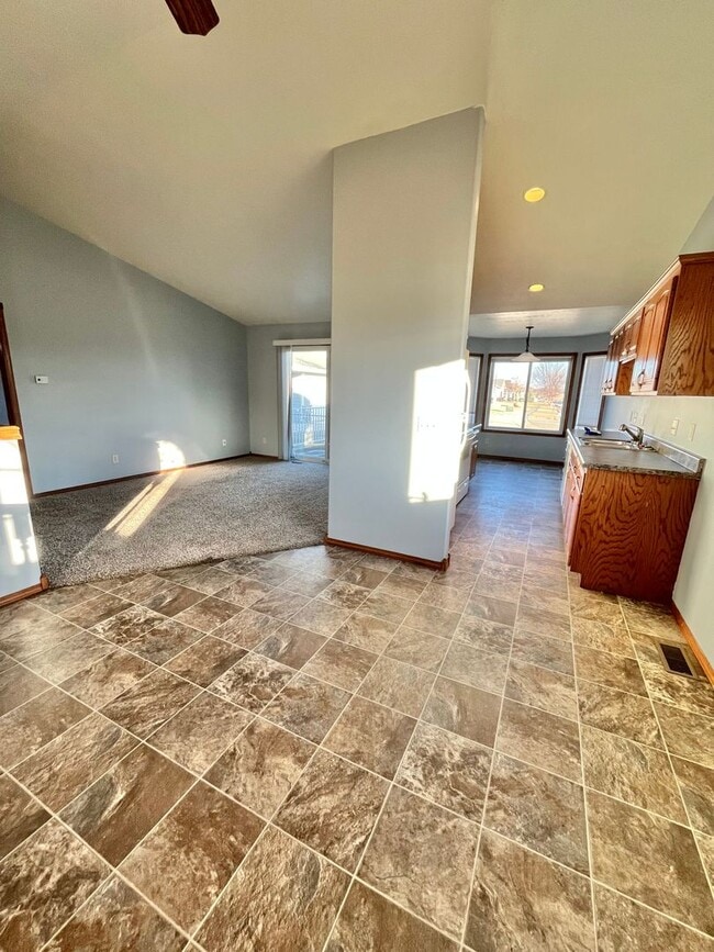 Building Photo - Spacious 4 Bed/3 Bath Twinhome in Brandon!