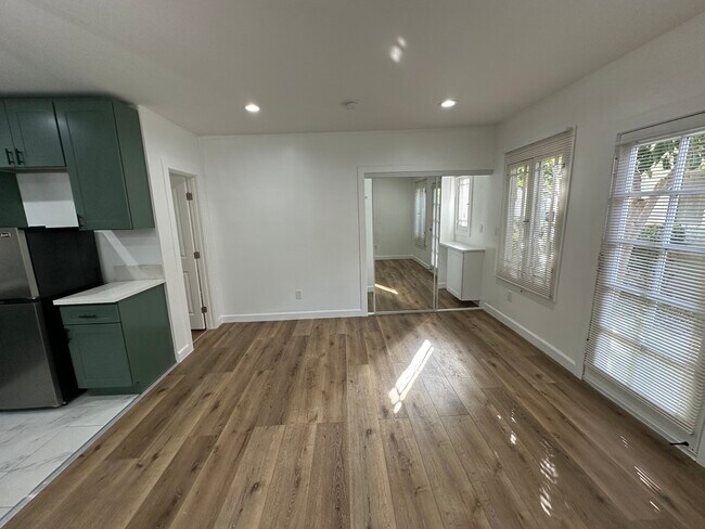 Building Photo - 632 1/4 N Plymouth Blvd