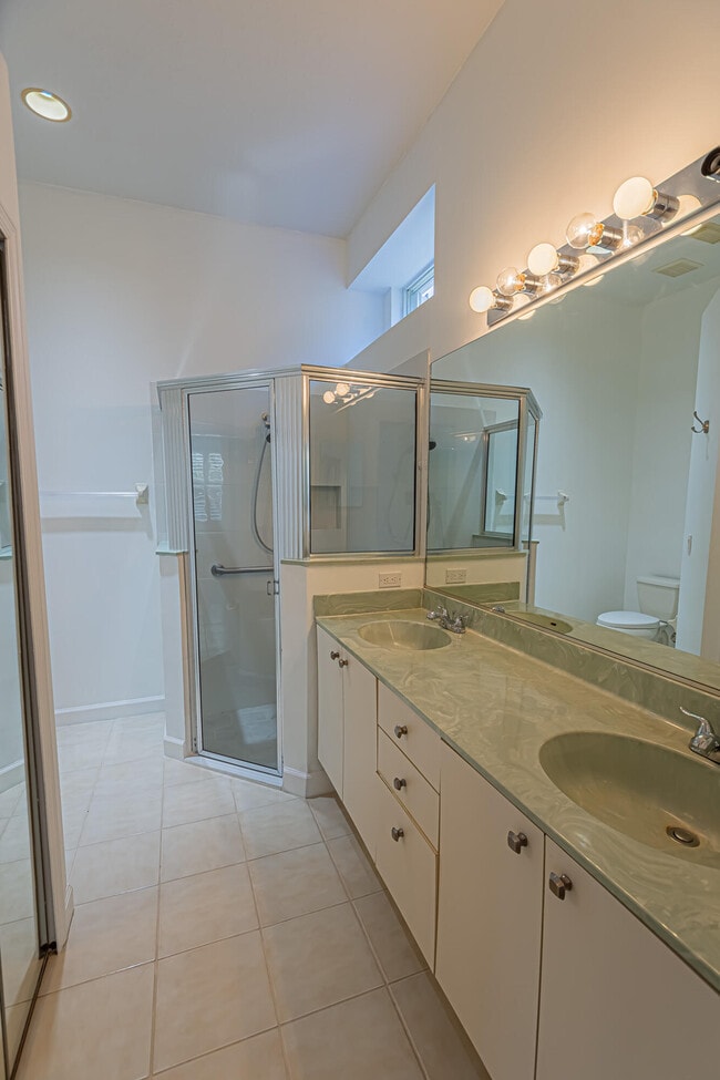 Building Photo - 562 SW New Castle Cove