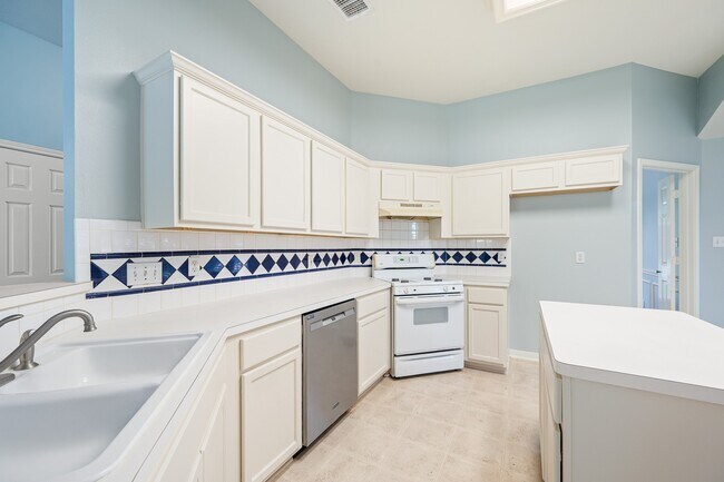 Building Photo - 5827 Willow Park Dr