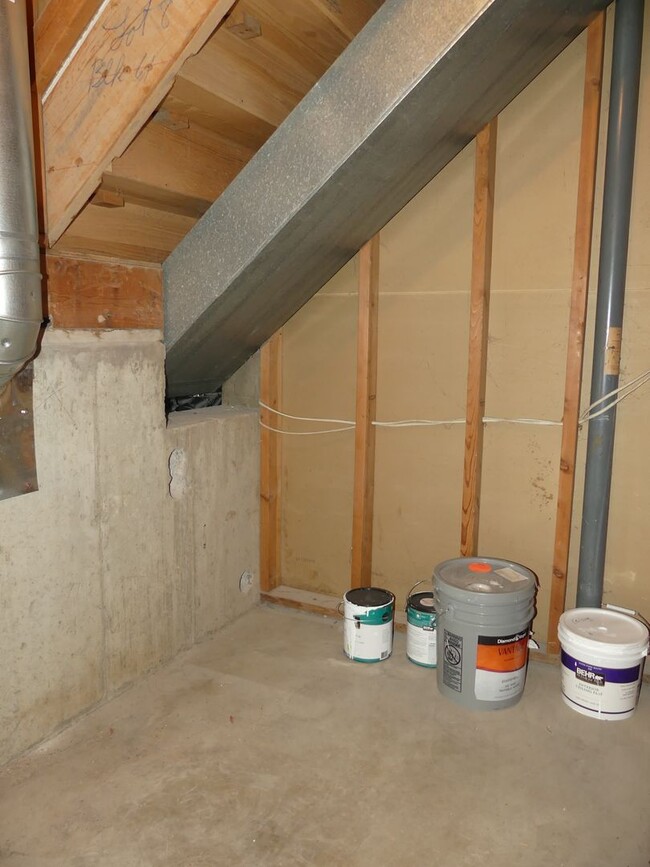 Building Photo - Remodeled 4 bedroom! Fenced backyard! 2 Ca...