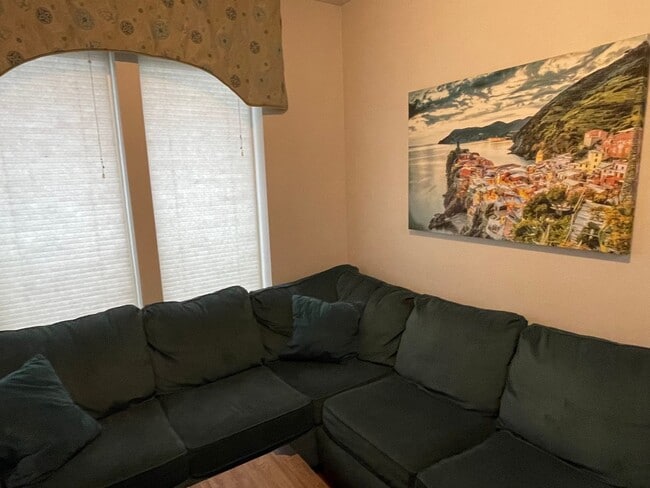 Building Photo - Zen Cottage: Spacious downtown suite complete with kitchenette, washer/dryer $300 Utility Fee