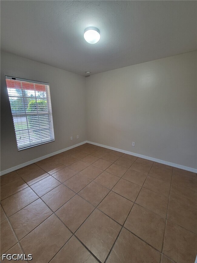 Building Photo - 1137 Deauville St E