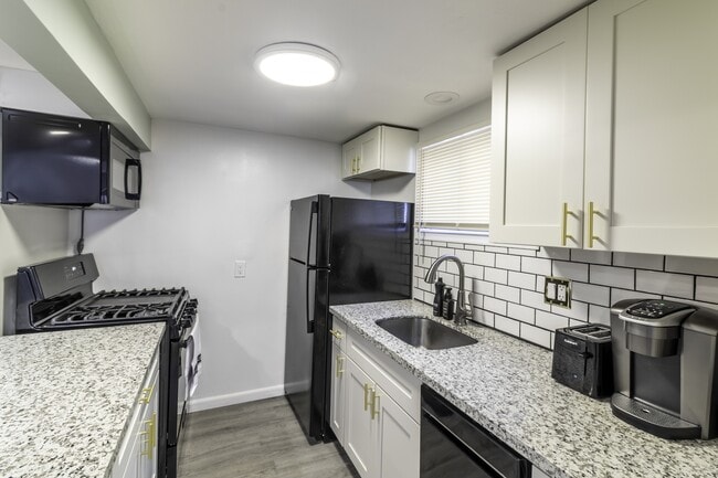 Building Photo - 916 Highview St