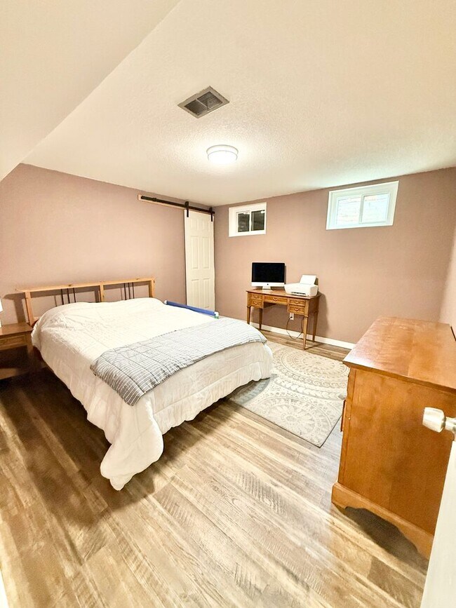 Building Photo - Renovated home on Yosemite for rent!