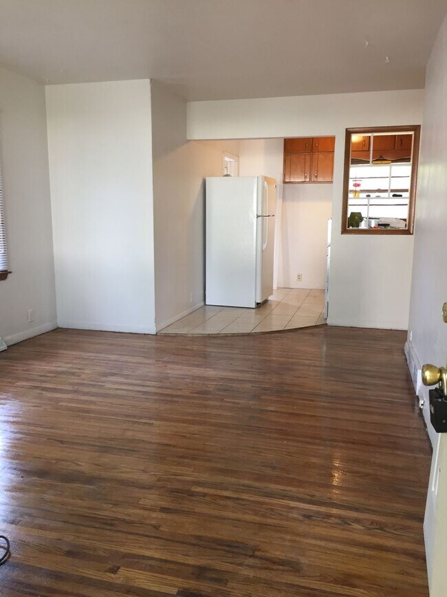 Building Photo - 3 Bedroom, 1 Bathroom House for Rent locat...