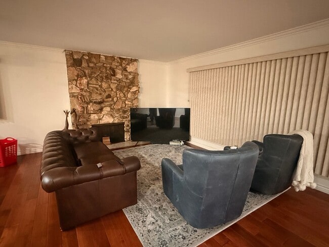 Building Photo - 3-4 bedroom house across from park, available now!