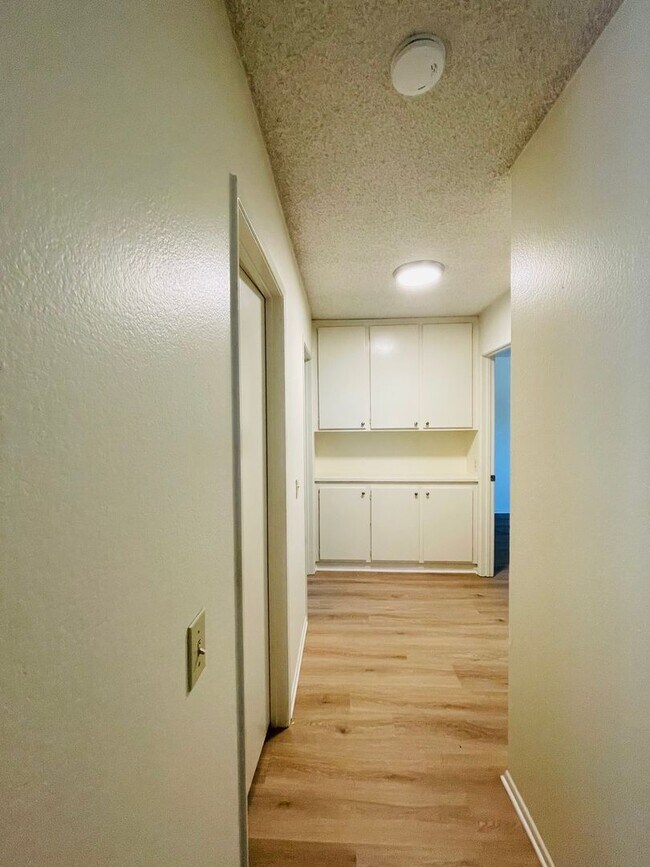 Building Photo - charming 3-bedroom, 2-bathroom home nestle...