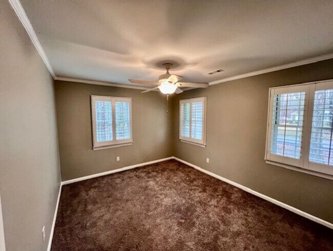 Building Photo - Colonial home with large yard