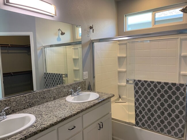 Building Photo - Beautiful 4 bedroom 2 bath custom home