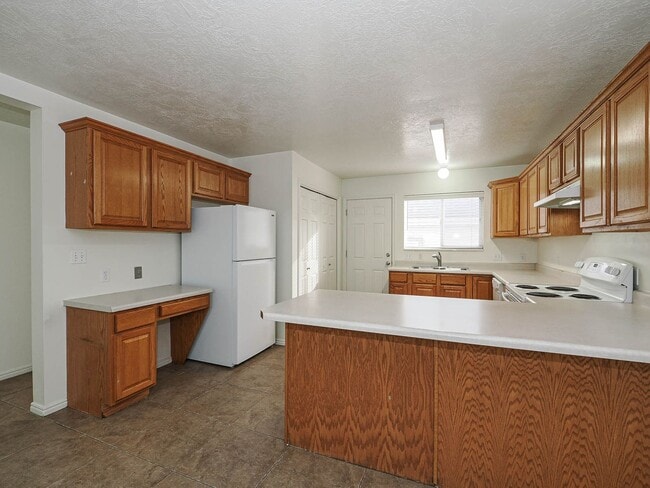 Building Photo - 2 Bedroom, 2 Bathroom Home