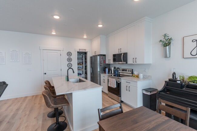 Building Photo - 471 N 300 W