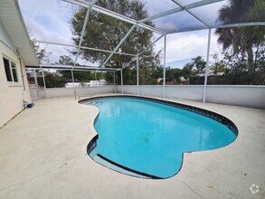 Building Photo - 820 Pineland Ave