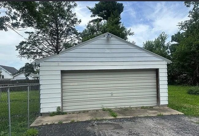 Building Photo - Cozy 2-Bedroom Home with Garage in Galesburg!