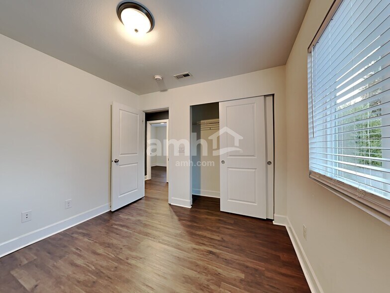 Building Photo - 18507 18th Ave E