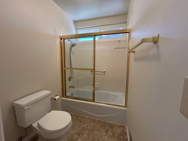 Building Photo - Welcome to this charming 3-bedroom, 2-bath home located in a desirable Oakmont 55+ adult community